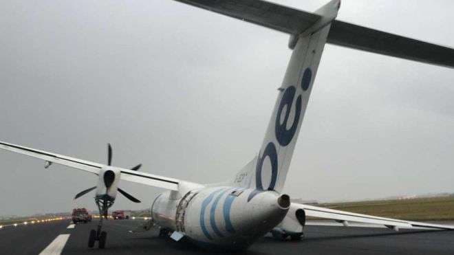 Aeroplani përplaset për piste gjatë aterimit