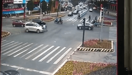 Përplasen nga makina, përfundojnë nën të dhe shpëtojnë të gjallë