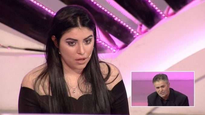 Humbi 8 djem, vajzës së vetme i kërkon falje se e kishte goditur dikur