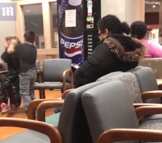 Djaloshi godet nënën e tij (VIDEO)