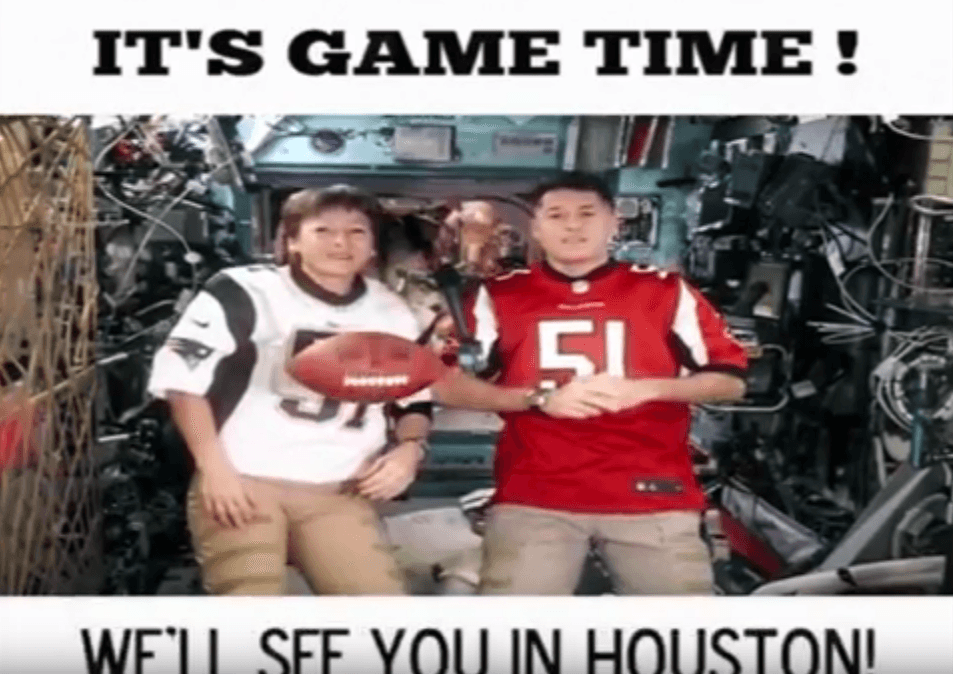 Super Bowl me tifozë edhe në hapësirë (VIDEO)