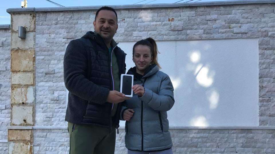 Kuka i dhuron iPhone 7 Distria Krasniqit për rezultatet e arritura (FOTO)