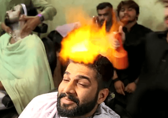 Frizeri pakistanez që pret myshterinjtë me zjarr (VIDEO)