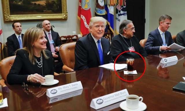 Donald Trump ka qejf të lëvizë gjëra (VIDEO)