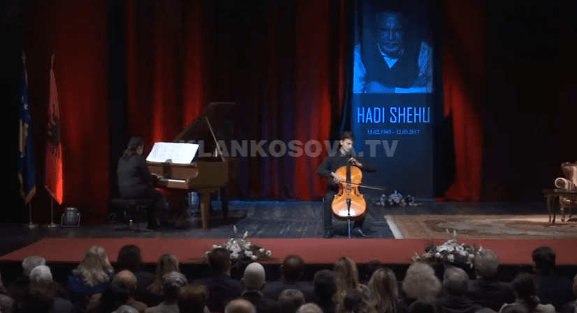 Mijëra qytetarë e miq i dhanë lamtumirën aktorit Hadi Shehu (VIDEO)