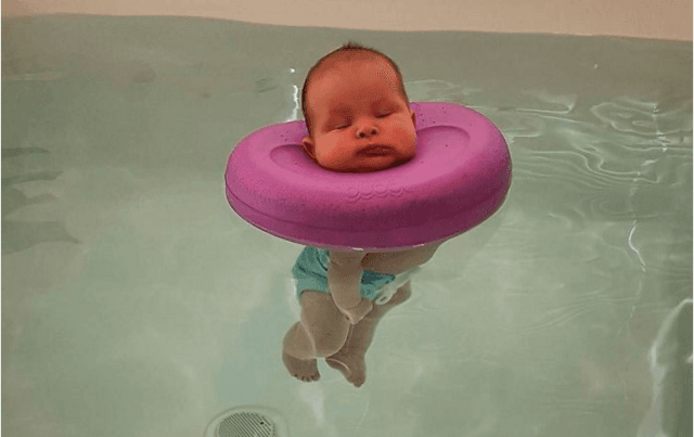 Bebe të ëmbla duke bërë masazh