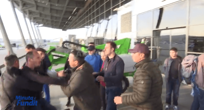 2 alpinistë nisen për Everest – Kryetari i FBAK-ut, Arben Lila, i pa dëshirueshëm në aeroport (VIDEO)