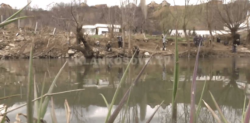Peshkatarët të vetëm pastrojnë Sitnicën (VIDEO)