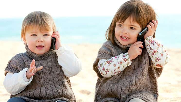 Çka nëse fëmijët kalojnë më shumë se 3 orë në telefon?