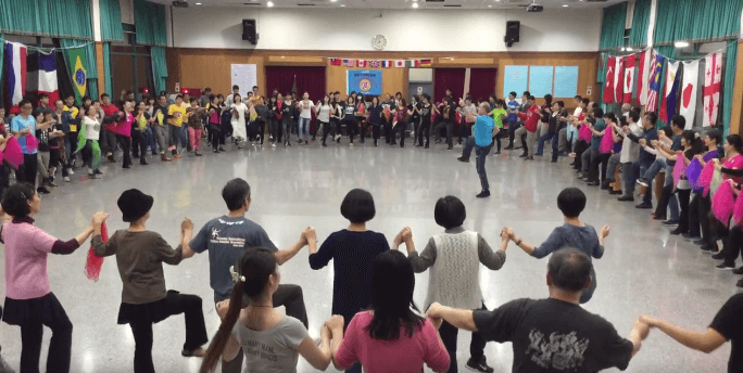 Kinezët vallëzojnë vallen shqipe (VIDEO)