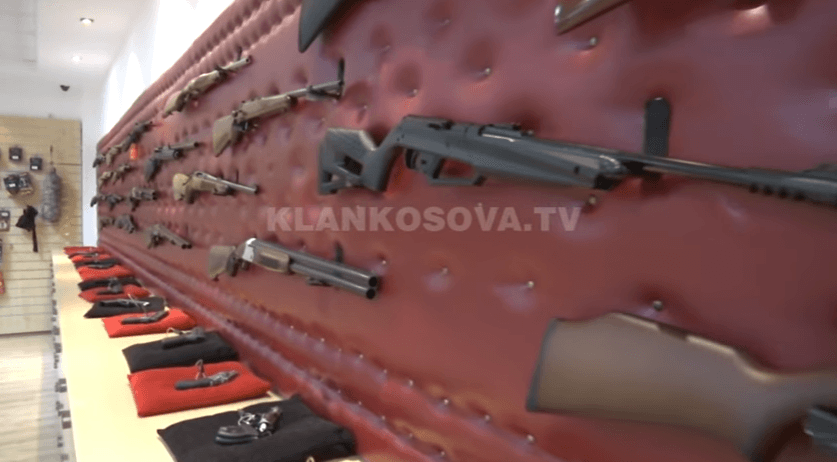Kush janë politikanët e armatosur të Kosovës? (VIDEO)