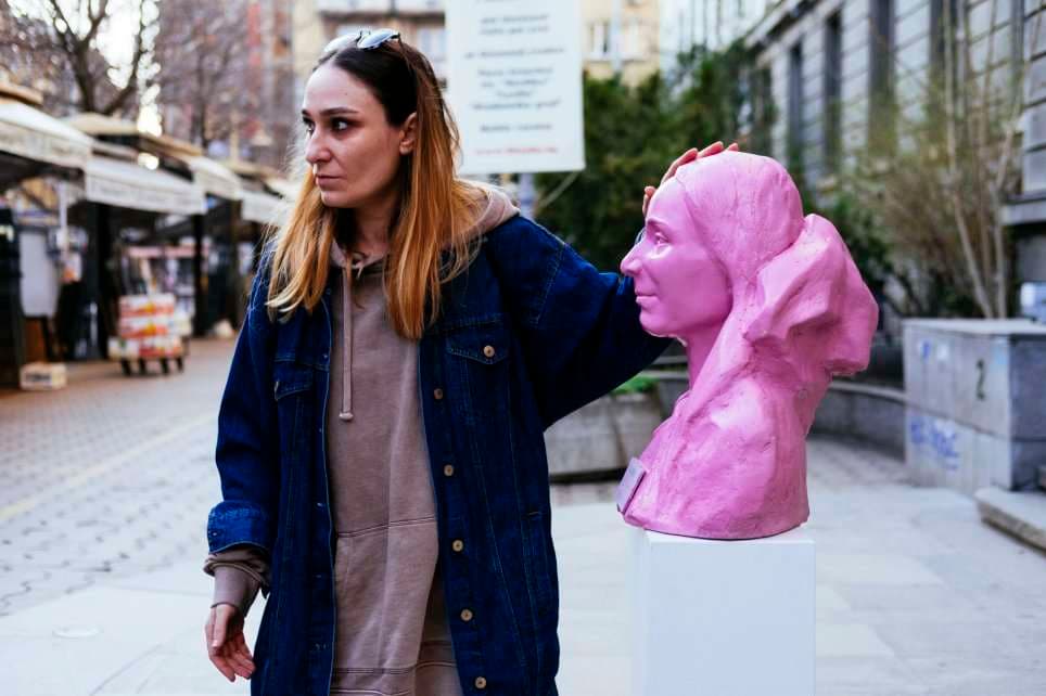 Artistja që po i mbushë rrugët e Bullgarisë me statuja grash