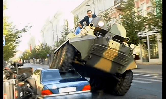 E parkoi makinën në vend të gabuar - kryetari ia shkatërron me tank (VIDEO)