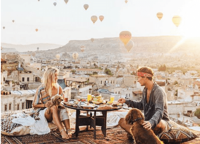 Çifti që paguhen 9000 dollarë për një foto në Instagram