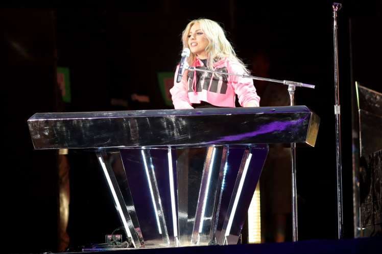 Emocionale; Lady Gaga ia dedikon këngën shoqes me kancer (VIDEO)