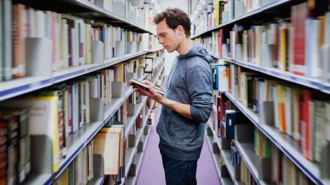 Studimi: Rritet numri i të rinjve që shkojnë në bibliotekë