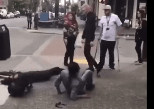 E tmerrshme: Meksikani përplas për toke kalimtarët e rastit (VIDEO)