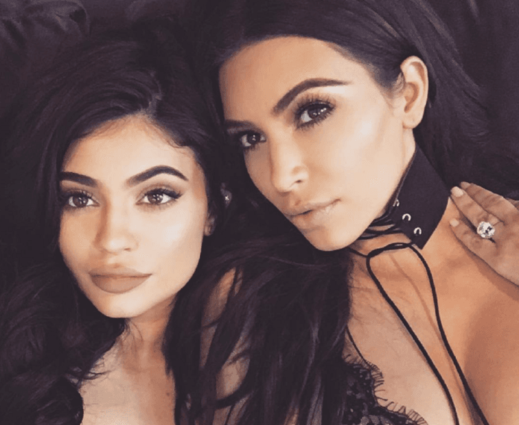 Kështu e shkrepni 'selfie-n' perfekte si Kardashianët