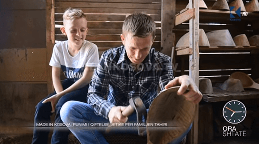 Si punohen çiftelitë nga një familje në Kamenicë? (VIDEO)