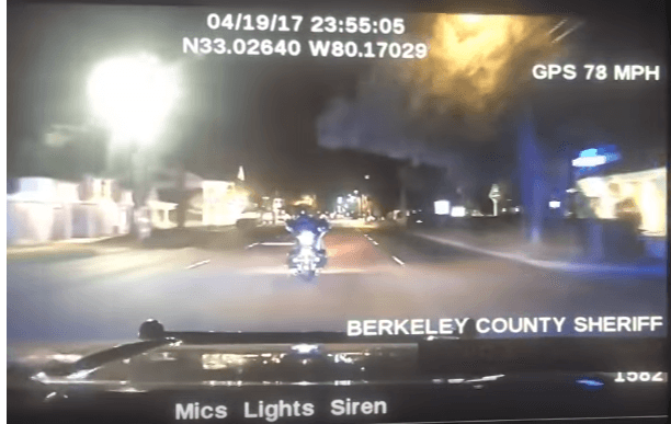 Momenti tmerrues kur polici vret motoçiklistin (18+)