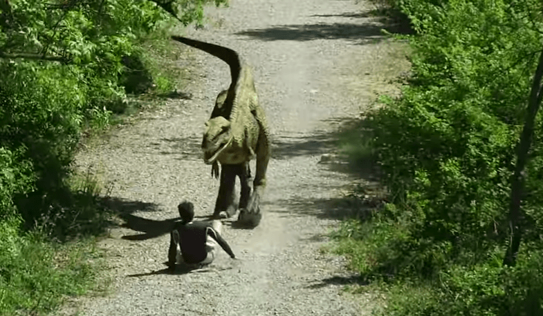 "Ngjallet" dinozauri, çmend njerëzit (VIDEO)