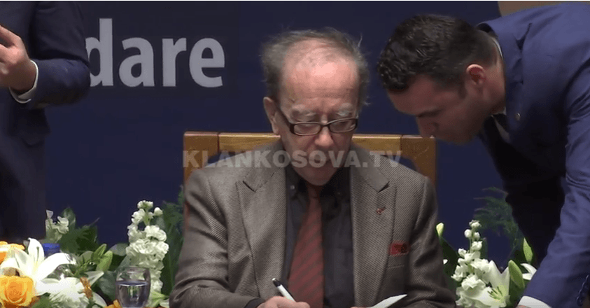 Kadare laureat i çmimit "Letërsia Shqipe" (VIDEO)