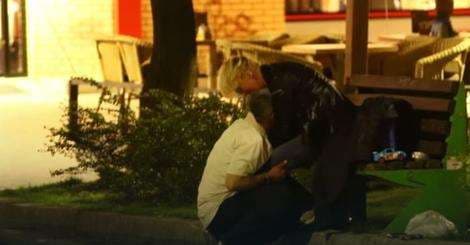 Çifti i moshuar kapet mat, intervenon policia (VIDEO)