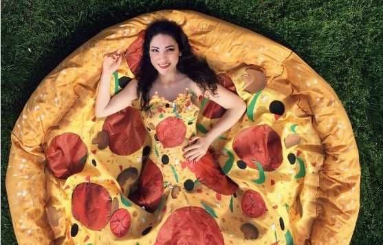 Një ''Pizza'' fustan - dizajni i fundit (VIDEO)