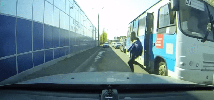 E dhimbshme mënyra se si zbret kjo vajzë nga autobusi (VIDEO)