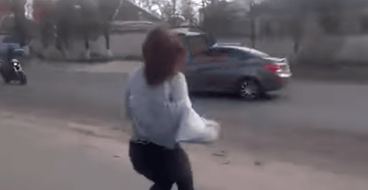 Ukrainasja mollë sherri - bën ''twerk'', shkakton aksidente (VIDEO)