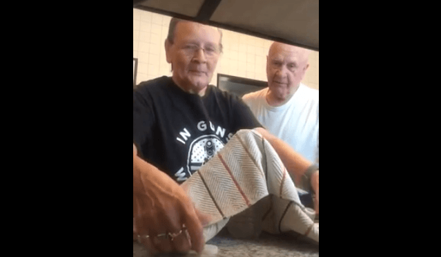 Shikoni çfarë magjie i bën kjo e moshuar burrit të saj (VIDEO)
