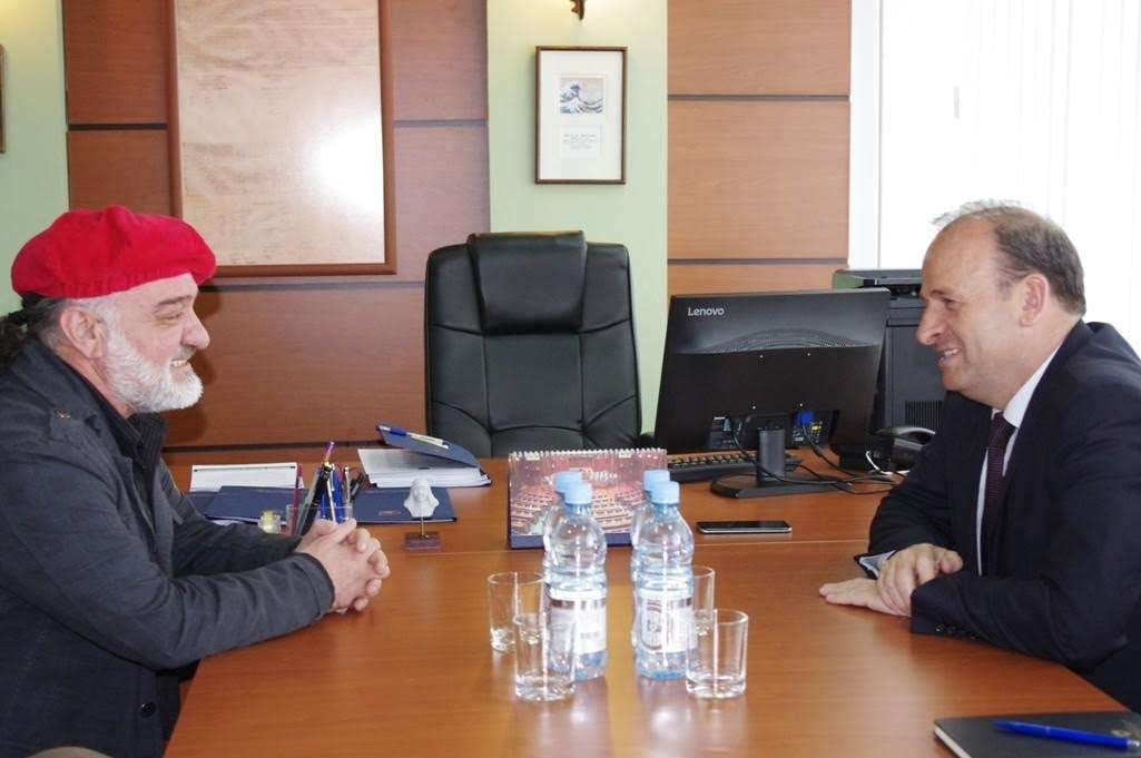 Reçica takon artistin shqiptar me famë botërore, Saimir Stratin