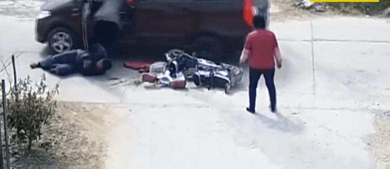 E tmerrshme: Çiklisti përplaset dy herë nga e njëjta veturë (VIDEO)