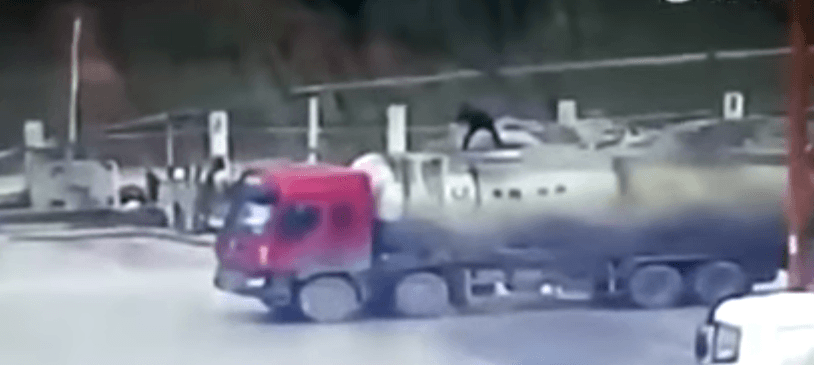 E dhimbshme: Papritur hidhet në ajër ngasësi i kamionit (VIDEO)