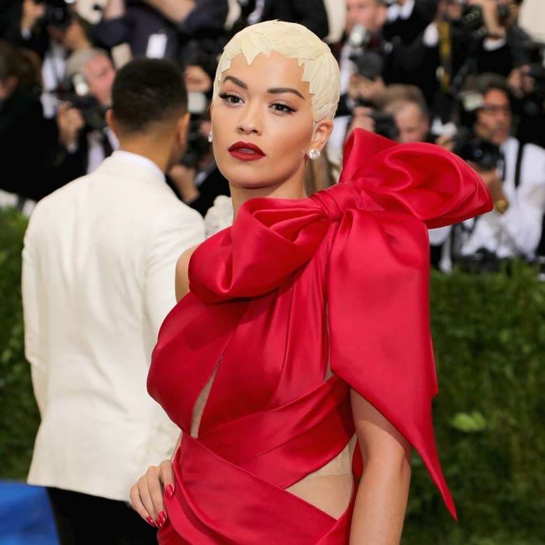 Flokët e Rita Orës ndër më të mirat në Met Gala