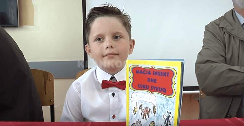 7 vjeçari boton libër (VIDEO)