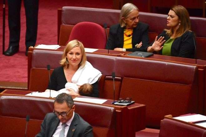 Deputetja i jep gji bebes në parlament