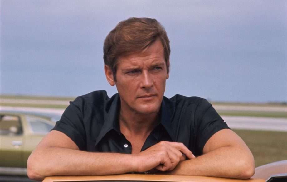 James Bond nderon Roger Moore-n (VIDEO)