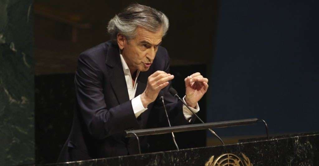 Momenti kur sulmohet filozofi francez Levy në Serbi (VIDEO)