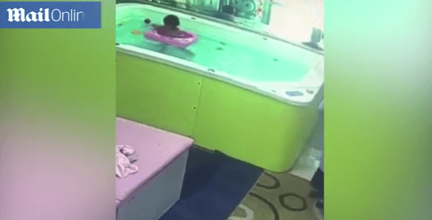 Shokuese: Vogëlushi rrezikon të mbytet gjatë larjes në pishinë (VIDEO)