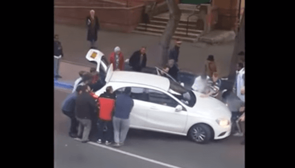 Shtatëvjeçari ngec poshtë veturës - 15 kalimtarë tentojnë shpëtimin (VIDEO)