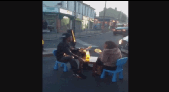 Çifti bllokon trafikun, darkojnë në mes të rrugës (VIDEO)