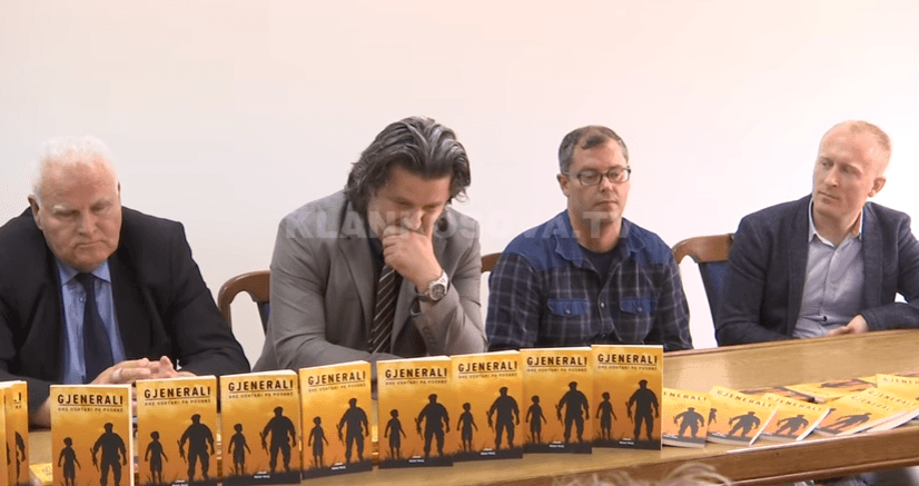 Promovohet libri "Gjenerali dhe ushtari pa pushkë" (VIDEO)