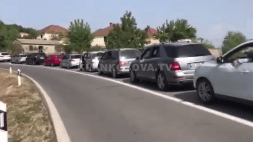 Deri në një orë pritjet në dalje të Jarinjës