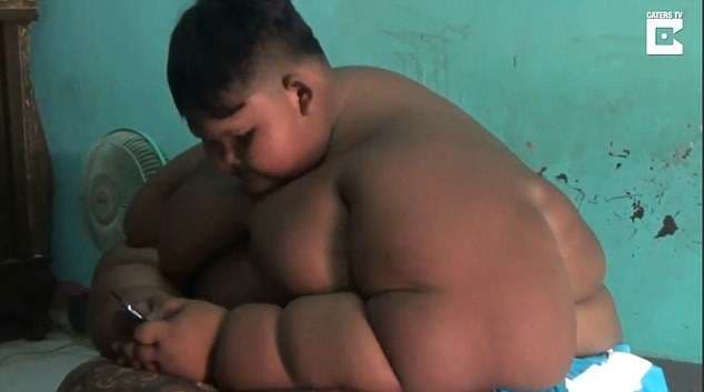 Është vetëm 10 vjeçar, por peshon 200 kg (VIDEO)