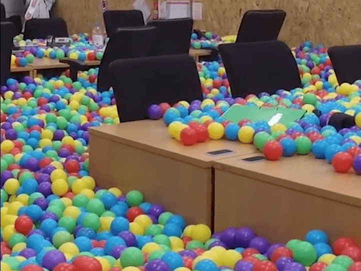 Shefi surprizon punëtorët, i mbush zyrat me topa (VIDEO)