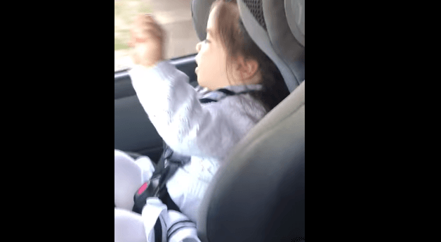 Vogëlushja që çmendet pas këngës ''Uptown Funk'' (VIDEO)