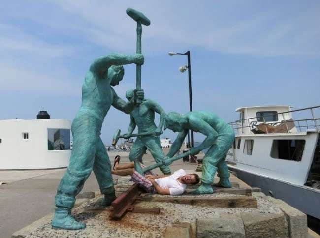 Këta persona dinë çfarë të bëjnë afër statujave (FOTO)