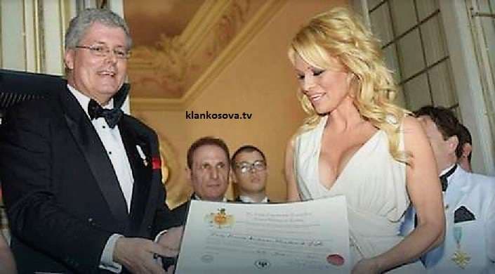"Princi" i rrejshëm i Shqipërisë, “Trashëgimtari i Skënderbeut”, mashtron Pamela Anderson