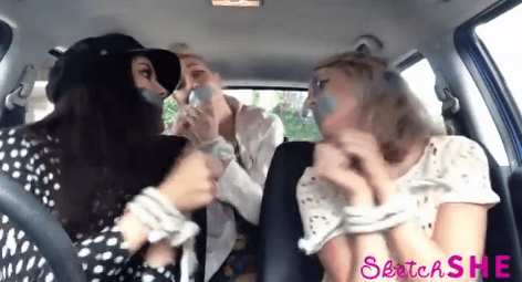 Vajzat që udhëtuan në epoka brenda 3 minutash (VIDEO)